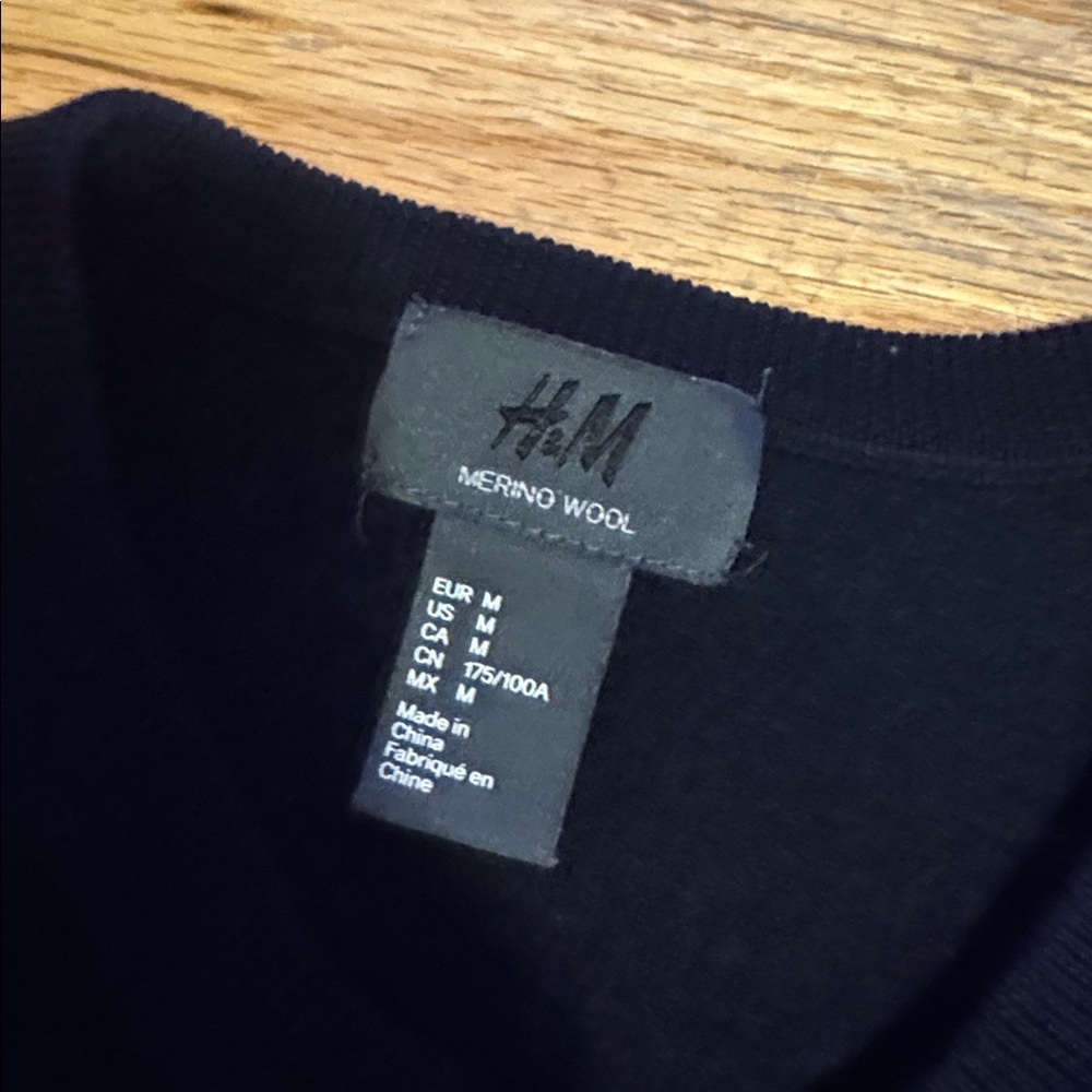 Medium wool
Sweater - Picture 2 of 2